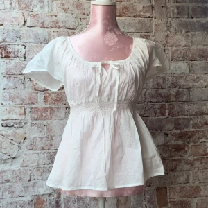 Blus - Blus med resår i midjan o byte framtill🤍 Står inte men sitter som en S🤍