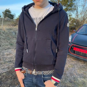 Moncler Zip Hoodie - Riktigt fet Moncler tröja som är använd fåtal gånger. Tröjan passar mig som är 185cm🤩
