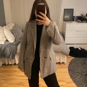 Blazer  - Blazer ifrån h&m i storlek 38, normal i storleken