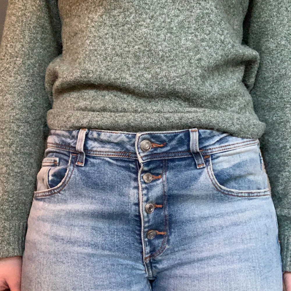 Använda jeans men är är fortfarande i bra skick, strechigt material. 🩷priset går att diskuteras. 💕. Jeans & Byxor.
