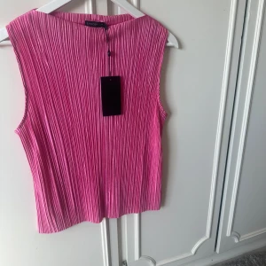 Topp - Säljer denna jättefina topp från Stockholm LM🩷 Aldrig använd därmed prislapp kvar🩷