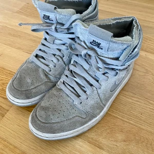 Nike air jordan - Nike air Jordanstl 38,5  i grå mocka, med Nike swosch i reflex. Wings-logga på sidan av hälkappan. Perforerad tå. Fint men begagnat skick.  Nypris 1799kr