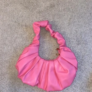 Väska - Väldigt skönt material. Ett stort fack. Kommer aldrig till användning.