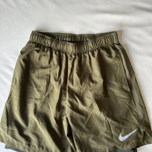 Nike Träningsshorts - Gröna nikeshorts, cykelbyxor som innershorts. Nyskick