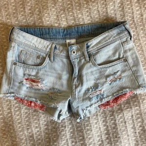 Lowwaist shorts  - Låg midjade jeansshorts från h&m! Så snygga och jätte bra skick