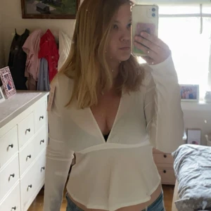 Vit topp från nelly  - Säljer en jättefin topp från nelly med prislappen på, så helt oanvänd, gillar inte va hur den sitter på mig så säljer den, 