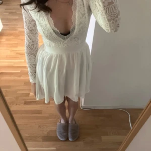Fin sommar/fest klänning  - Säljer en vit festklänning från NLY.  Aldrig använd bara testat.  