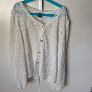 Gullig vit kofta ifrån Shein! - Jätte gullig vit kofta ifrån Shein i storlek S!🌸 Pris kan defensivt diskuteras!