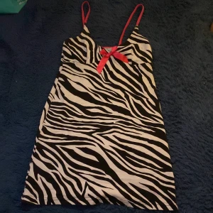 Klänning  - Fin zebra mönstrad klänning! Säljer då den inte kommer till användning, ger så mycket mcbling 🫶 