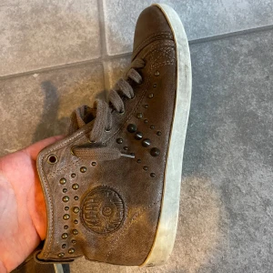 Sneakers  - Jätte snygga sneakers jag köpte från sellpy, vet tyvärr inte vart dom kommer ifrån men coola är dom🍓😁