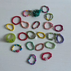 Ringar - Säljer dessa ringar jag köpte för några år sedan pga jag inte använder dom längre! Alla förutom två är ungefär som ett armband fast runt fingret. Nyskick. Alla säljs tillsammans.