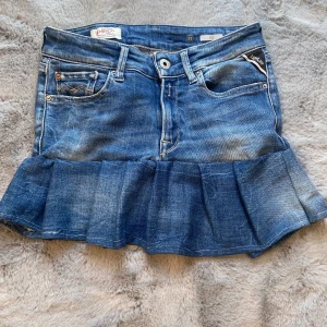 Utsvängd jeanskjol/ volang jeanskjol  - Utsvängd jeanskjol som jag har sytt själv men inte passade, pris kan diskuteras ❤️🙌🏻