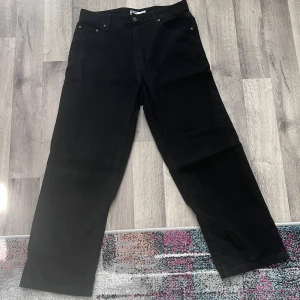 Jeans - Skick 9/10. Inget fel alls, bara att den är lite damig 😅. Storlek bild 3. 