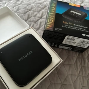 Netgear Nighthawk 5G WiFi 6e MR6450 mobil router - Jag säljer nu min mobila router. Inköpt i slutet på 2023, helt oanvänd då den inte kommit till användning. Kommer i sin orginalkartong med original tillbehör samt kvitto. Pris kan diskuteras på plats vid snabb affär. Inköpspris 10.999kr
