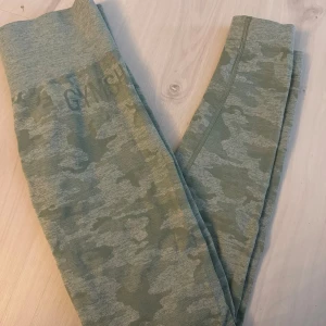 Gymshark tights  - Träningstights från Gymshark i storlek S  Finner inget att anmärka utöver trycket nertill som är lite sprucket men påverkar inte användningen