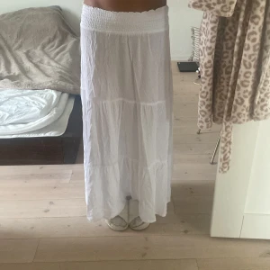 Vit långkjol! - Vit långkjol i jättebra skick!! Den är aldrig använd och har inga defekter. Storleken är S men passar även XS då den är väldigt kort och även anledningen till att jag säljer den❤️Jag är 170 cm för referens. Skriv om ni har frågor!