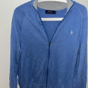 Ralph lauren kofta - En mycket fin Ralph lauren kofta som är i bra scick. Priset är inte hugget i sten så det är bara att slå en pling för frågor👍😄