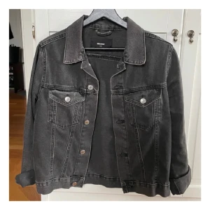 Jeansjacka  - Säljer min jeans jacka från Bikbok  Storlek XS massa oxå S Använd få antal  gånger 