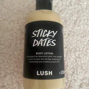 Sticky dates body lotion - Använd ca 3 gånger , riktigt härlig bodylotion som luktar som en siraps dröm 😮‍💨🤩💗