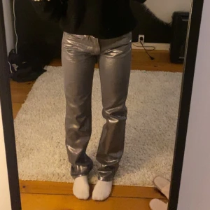 Zara Holographic jeans - Ett par lowwaist holographic/silverglittriga jeans från Zara, varit mycket efterfrågade. Nypris 599kr. Aldrig använda så byxorna är i nyskick💓💓