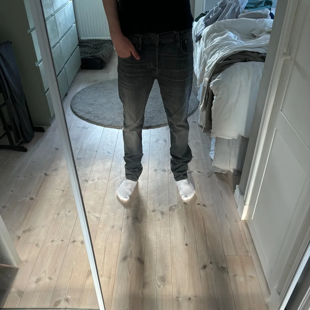 Slim fit - storlek 30/32  Vid frågor/funderingar är det bara att skicka ett meddelande!. Jeans & Byxor.