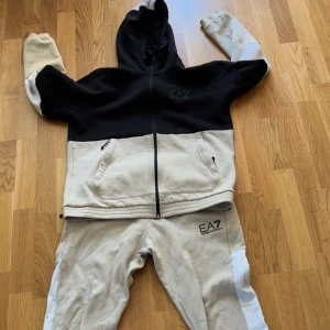 Ea7 tracksuit - Fet tracksuit från ea7. Inga fel på den. Kostade ca 2500 ny.