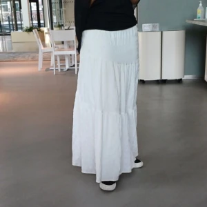 Vit  sommar kjol - Sommarkjol  Färg: Vit Storlek:M Pris: 300kr  ( matchande shorts ingår)