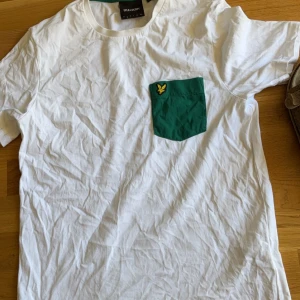 Lyle & Scott T-shirt  - Aldrig använd.  Kostar 499:- i butik