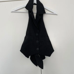 Knyt top  - Kostym top med knytning där bak