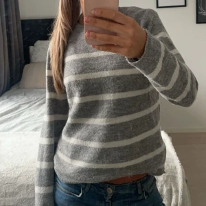 stickad tröja  - fin tröja från h&m inte använt den på länge, passar jätte fint!💕