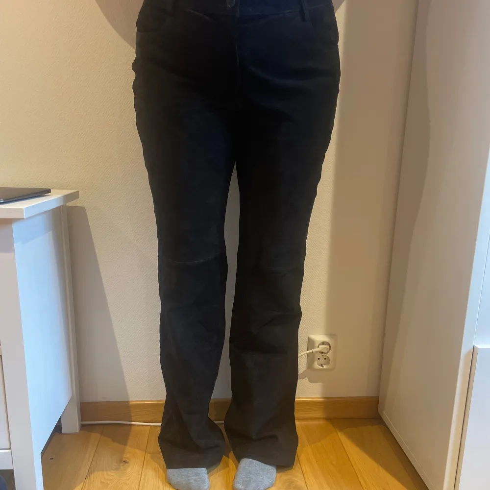 Svarta mocka byxor.  Inköpta på HUMANA Second Hand (Stockholm) för 1år sedan. Oanvända sedan dess.. Jeans & Byxor.