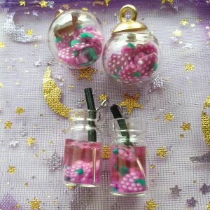 4st berlocker med vindruvor i. Hängsmycke  - Berlocker, hängsmycke,  Motiv: drycker med vindruvor i. Och kulor med vindruvor i.  Antal: 4st  Skick: oanvända Går att använda till smyckestillverkning, tex sätta på halsband, armband eller göra örhängen av dem. 