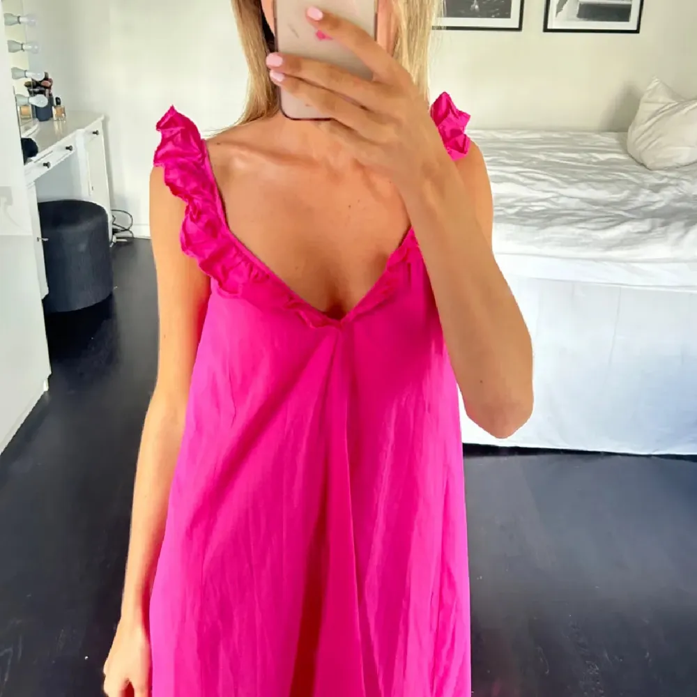Säljer denna så fina rosa långklänningen. köpt här på plick så bilderna är lånade från tidigare ägaren, priset är diskuterbart!. Klänningar.