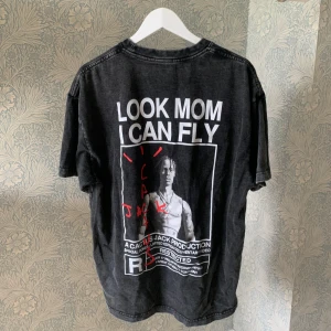 Travis Scott t-shirt - Travis Scott t-shirt, knappt använd. Väldigt bra skick, använt en gång.