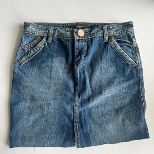 Jeanskjol - Nästan aldrig använd, ganska liten i storleken ☀️☀️