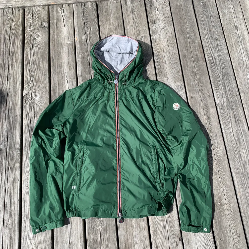 Säljer nu den här feta monclear windbreaker i storlek 2 för 2599! Nypris 7000 kr. Äkta såklart, går att legit checka på monclear hemsida. Jackan e i utmärkt skick och har knappt använda då storleken e för liten på mig. Tveka inte att ställa frågor🙌. Jackor.