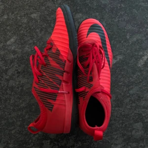 Nike Futsal - SJUKT snygga Nike futsalskor i färgen röd. Sparsamt använda och i väldigt bra skick. Tyvärr för små för mig därav säljer jag. 