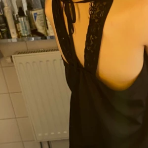 Linne från Only - snyggt svart linne från Only