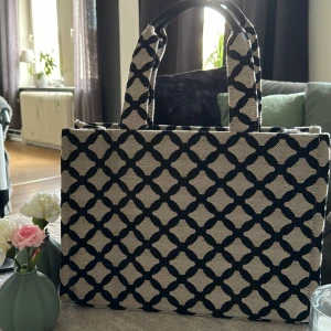 Mönstrad väska - Mönstrad väska i modell shopper från H&M. Använd en gång, inget slitage.  