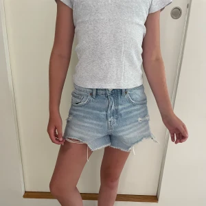 grå t-shirt💕 - använt en gång, säljer för att den är för liten💕💕 inga direkt defekter