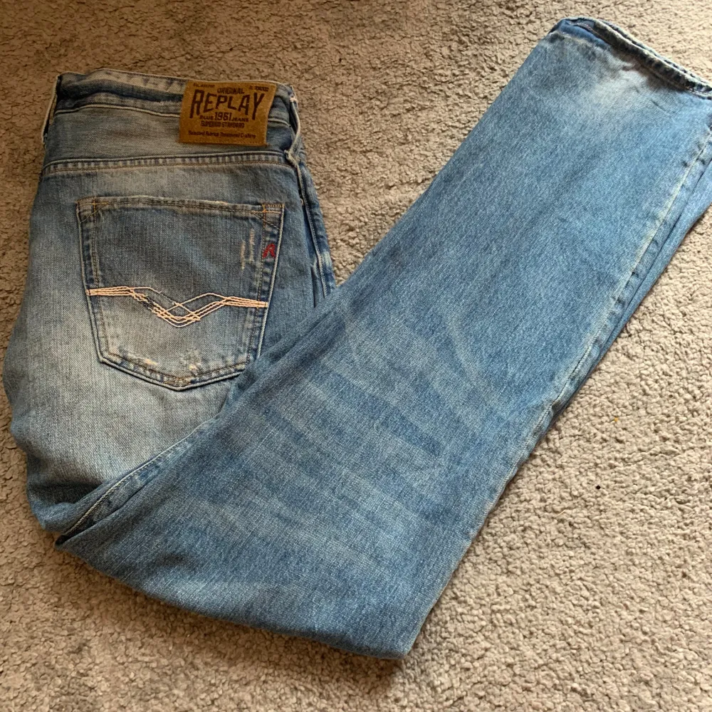 Tja, säljer nu dessa sjukt snygga replay jennon jeans köpta på CareOfCarl! Det går inte att köpa just denna modellen längre och den är vintage! Tveka inte gällande frågor. Orginalpris 2100kr, vårt pris 999kr. Jeans & Byxor.