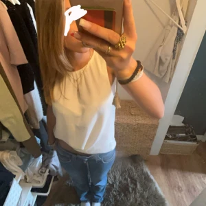 Vit blus  - Jättefin sommar blus från H&M i storlek 38 jag skulle säga att den är xs/s. Väldigt sällan andvänd💕