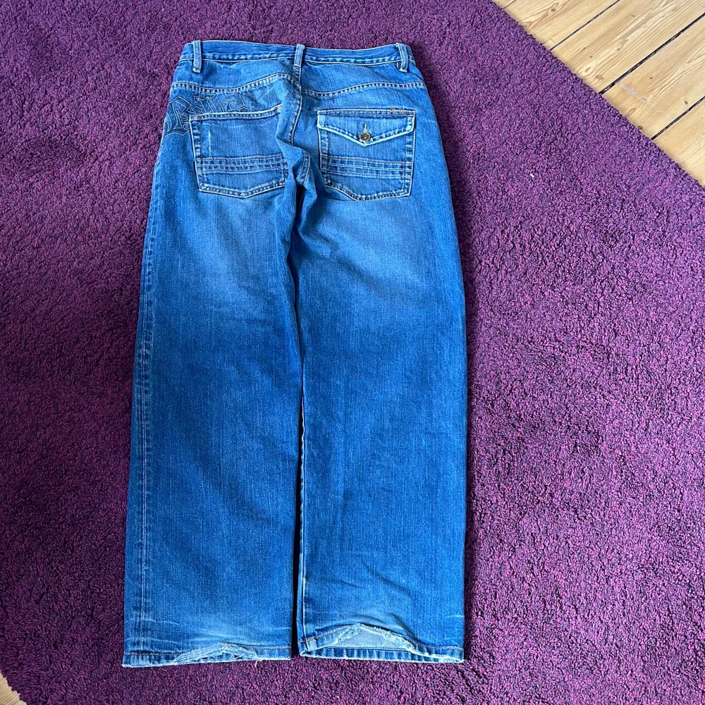 Byxor från billabong med jättesnygg wash och broderier/ tryck där bak. Vänsterfickan är lite trasig men annars är de i perfekt skick. Skriv helst innan du köper och om du har några frågar är det bara att skriva (:. Farkut & Housut.
