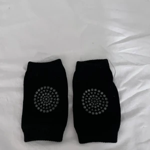 Knäskydd för bebisar - När bebisarna börjar krypa så kan det vara bra att ha ett par såna här för att skydda huden. Med anti glid. Aldrig använda