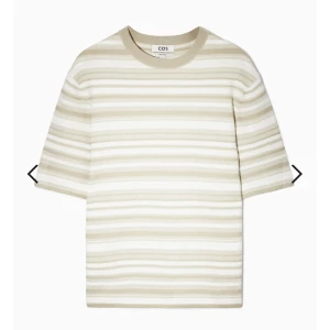 COS stickad T-shirt  - Relaxed-fit Jacquard-knit T-shirt White/Beige. Ny stickad tröja från COS. Aldrig använd. Nypris 550kr.