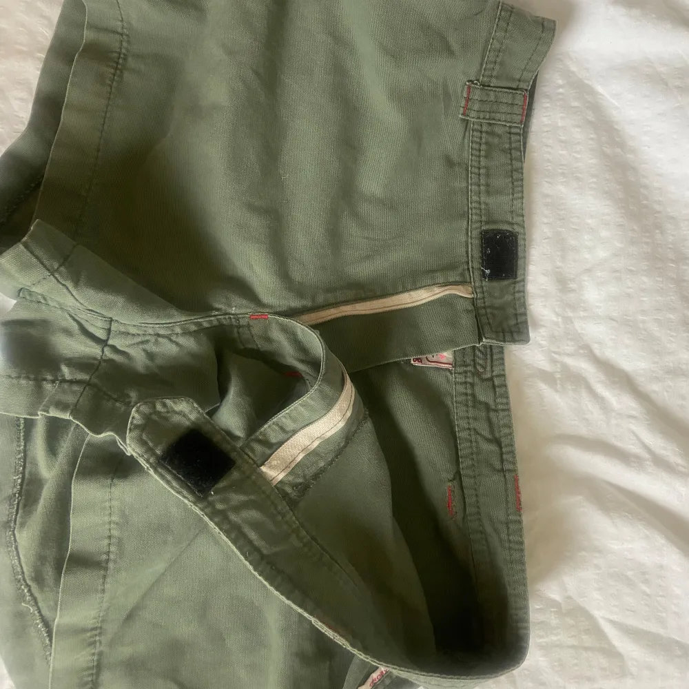 Ett par jätte fina vintage Billabong shorts som tyvärr är förstora för mig. Storlek saknas på lappen men skulle gissa att det passar om du normalt bär medium eller storlek 38-40. Shorts.