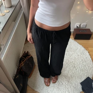 Lågmidjade linnebyxor  - Sköna och luftiga linnebyxor❤️ Lågmidjade! Dom är uppsydda i längden så det går och sprätta upp ifall man vill få dom längre🥰