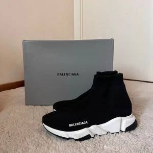 Balenciaga Speed Runners - DAM - Säljer autentiska Balenciaga Speed Runners - EUR 40. Bra skick endast använda vid få tillfällen!  Endast seriösa köpare (skolåda & dufflebag ingår) Pris: 3000kr  Kontakta mig om du är intresserad