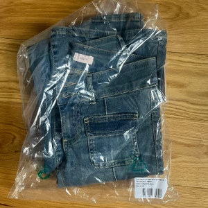 HELT OANVÄNDA Low Waist Bootcut byxor  - Oanvända low waist bootcut byxor från Nelly storlek 32✨Köpta för 699 kroner 