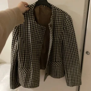 Kappa i 100%  ull - Vintage kappa i jättebra skick🤍 Kan passa S och M då den kan användas som oversized 